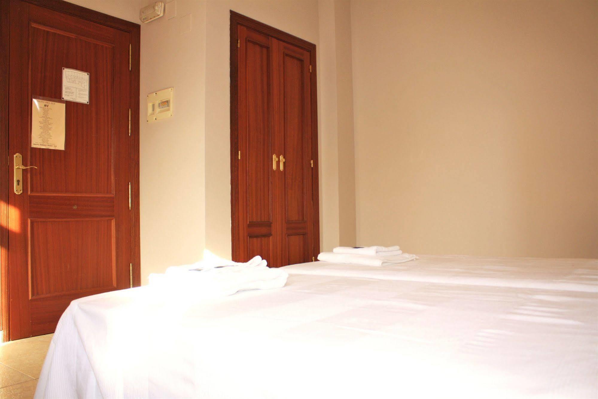 Hostal Carlos 2 La Línea de la Concepción Eksteriør bilde